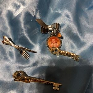 Set of 4 vintage pins